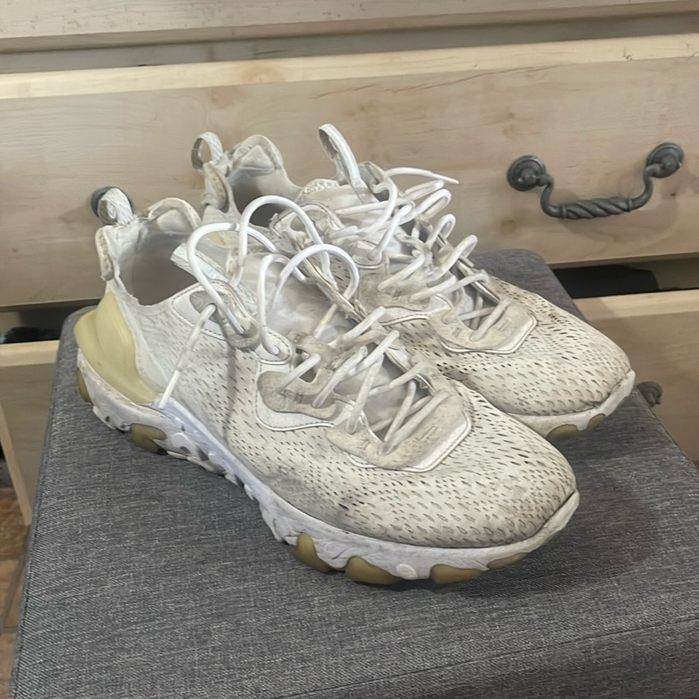 Nike reacts running shoe